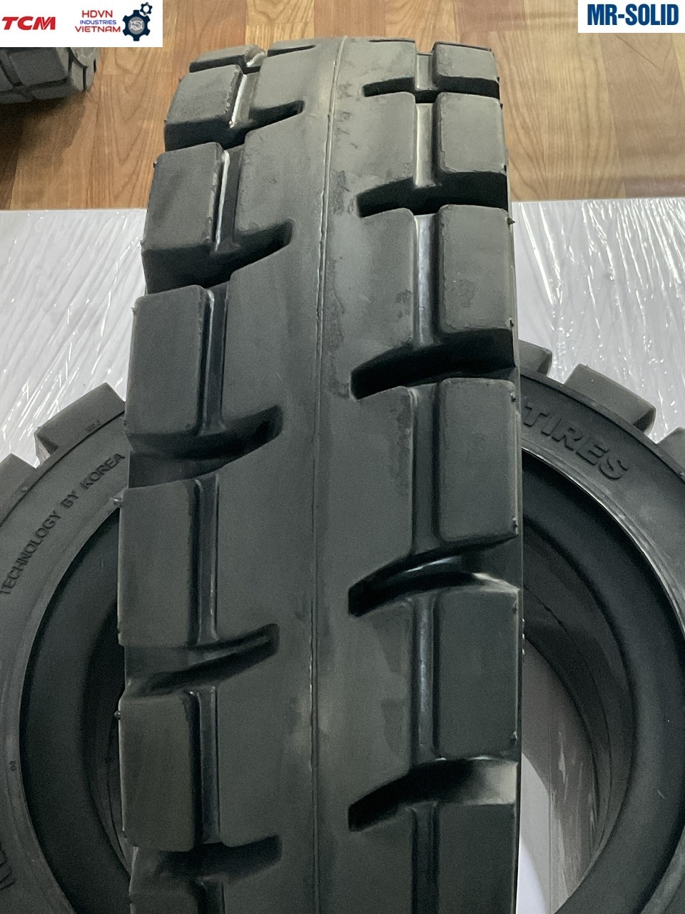 Lốp xe nâng 650-10 MR Solid Hàn Quốc